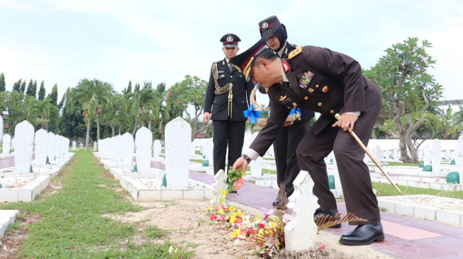 Kapolda Jambi Pimpin Ziarah Makam Pahlawan Peringati Harkitnas